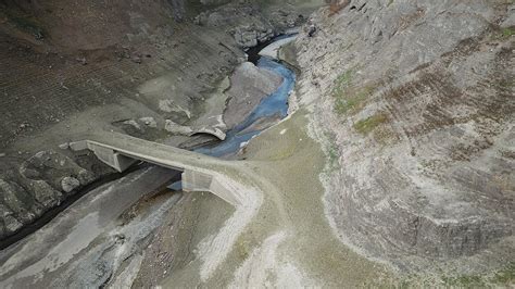 K­u­r­a­k­l­ı­k­ ­b­a­r­a­j­l­a­r­ı­ ­v­u­r­d­u­:­ ­T­o­p­r­a­k­ ­ç­a­t­l­a­d­ı­,­ ­k­ö­p­r­ü­l­e­r­ ­o­r­t­a­y­a­ ­ç­ı­k­t­ı­